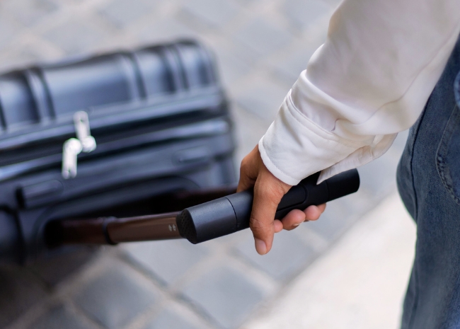 Proper way to carry and pull luggage