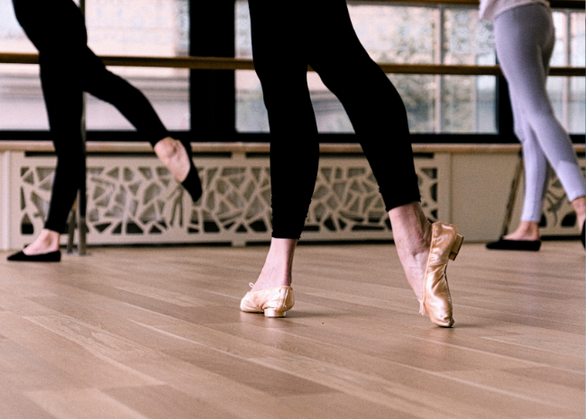 Dancers with specific feet movement, risk for developing dancers fracture. What is dancers fracture and how do you treat it?